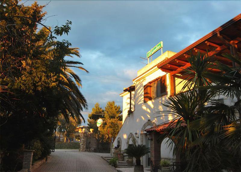 Albergo Il Giardino Foce Varano Exteriör bild